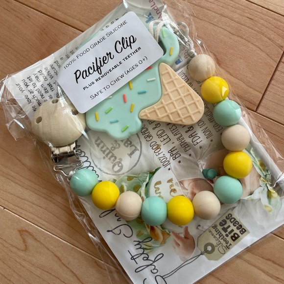 Silicone pacifier clip with chewable ice cream toy - Picture 3 of 5